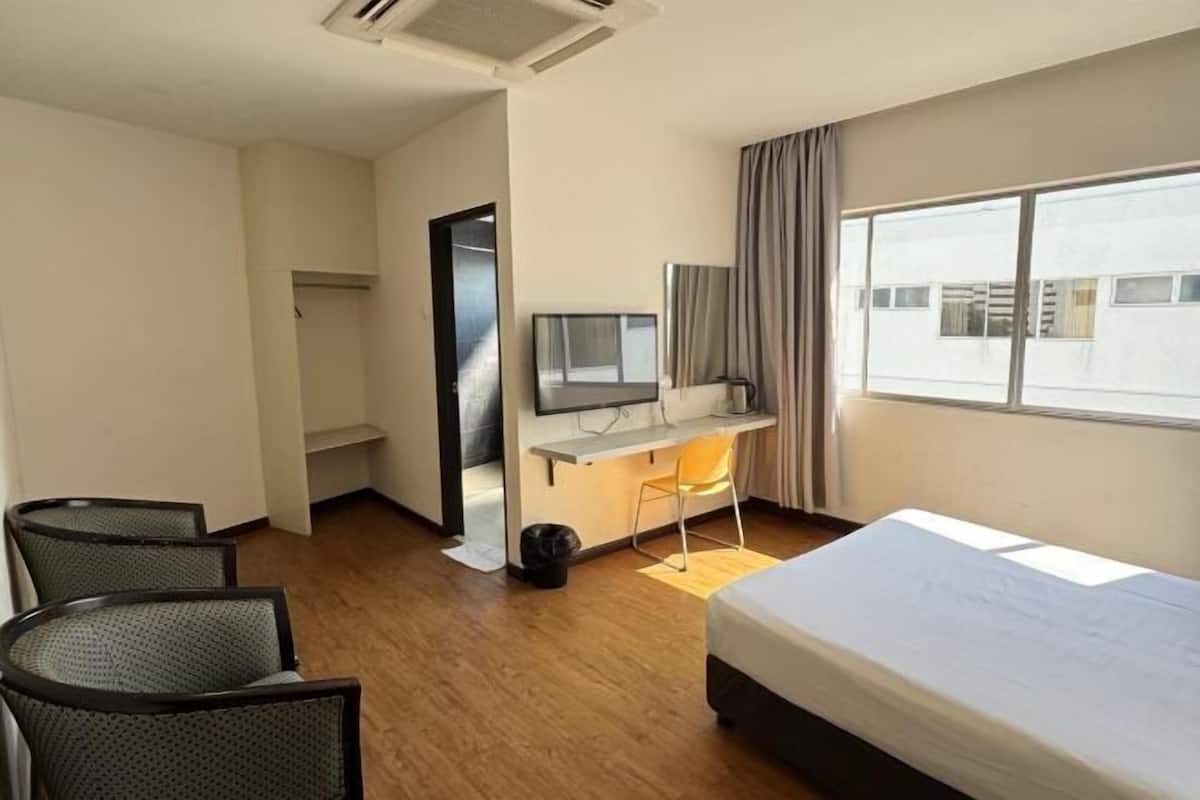 Desk, iron/ironing board, rollaway beds, free WiFi