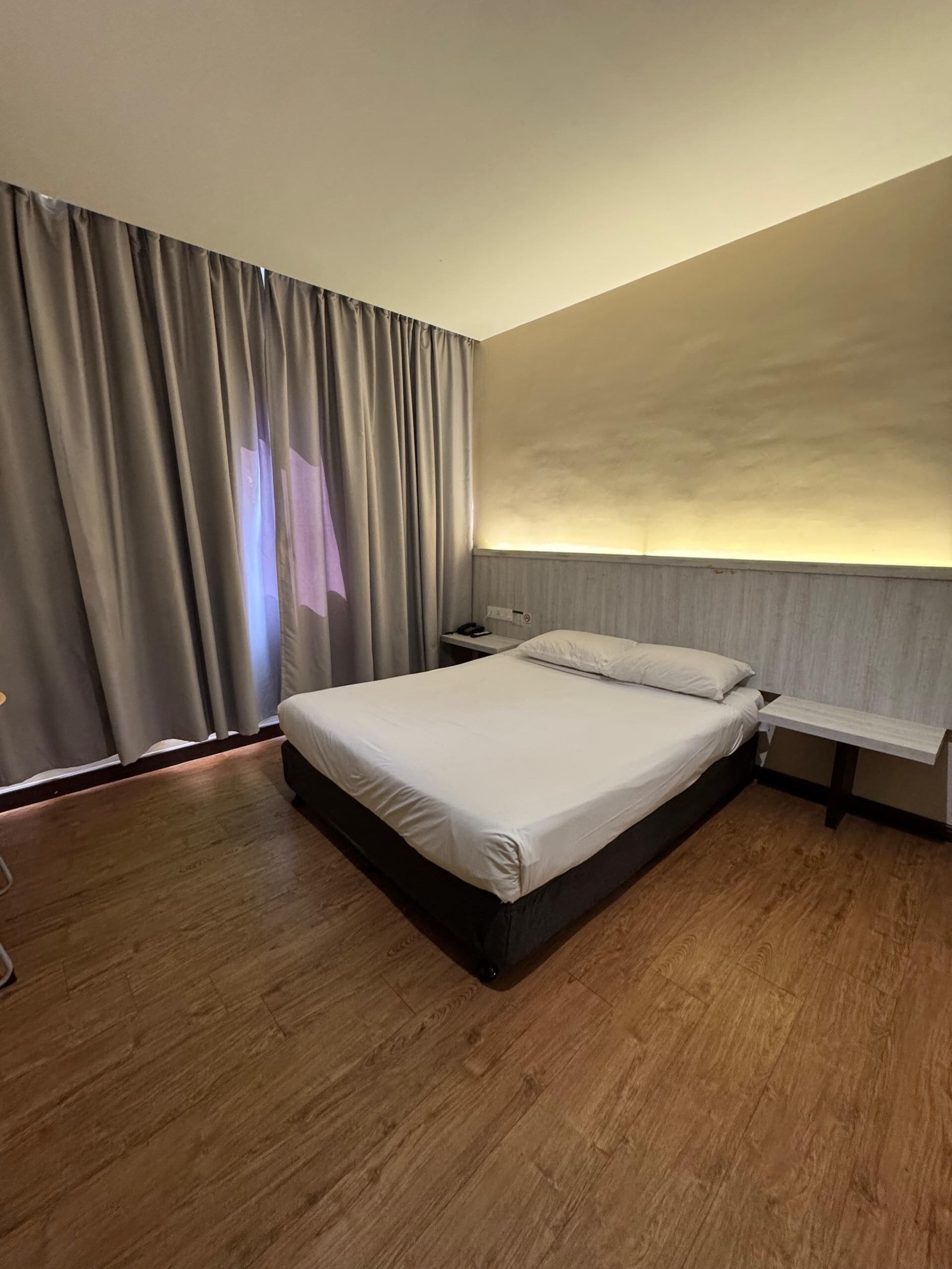 Habitación estándar | Escritorio, tabla de planchar con plancha, camas supletorias