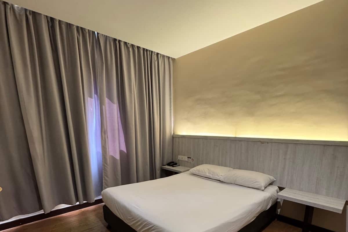 Standard Room | Desk, iron/ironing board, rollaway beds, free WiFi