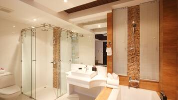 Superior Double Room | Bathroom | Free toiletries, hair dryer, towels
