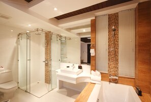 Superior Double Room | Baño | Amenidades de baño gratuitas, secadora de cabello, toallas 
