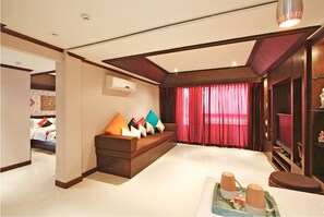 One-Bedroom Suite | Área de sala de estar | Televisión LCD 