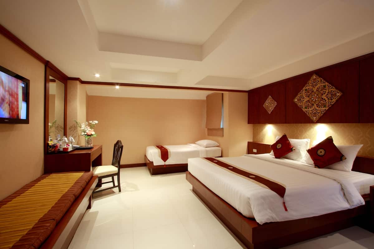 Loft Wing Triple | Egyptian cotton sheets, in-room safe, desk