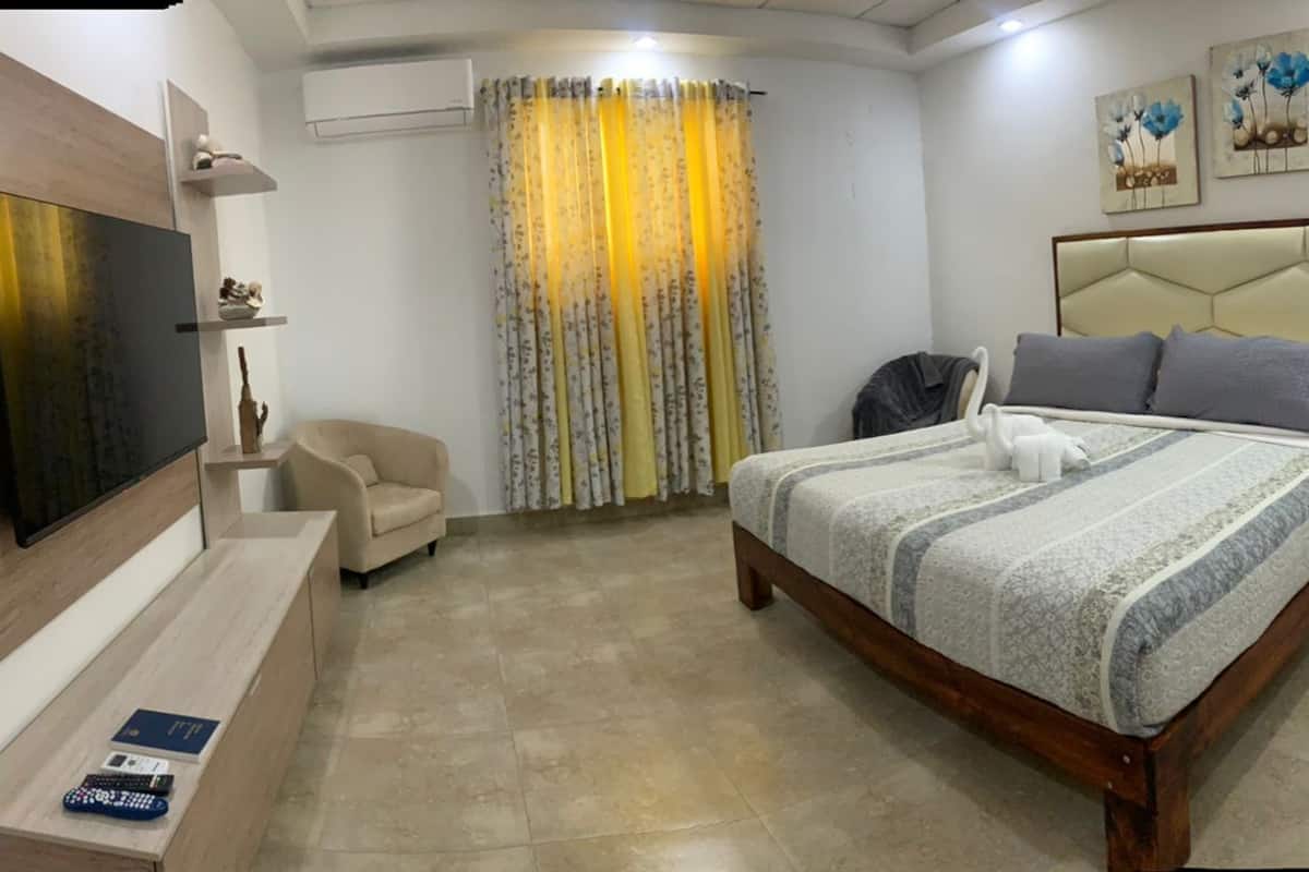 1 sovrum, duntÀcken, bÀddmadrasser och vÀrdeförvaringsskÄp pÄ rummet