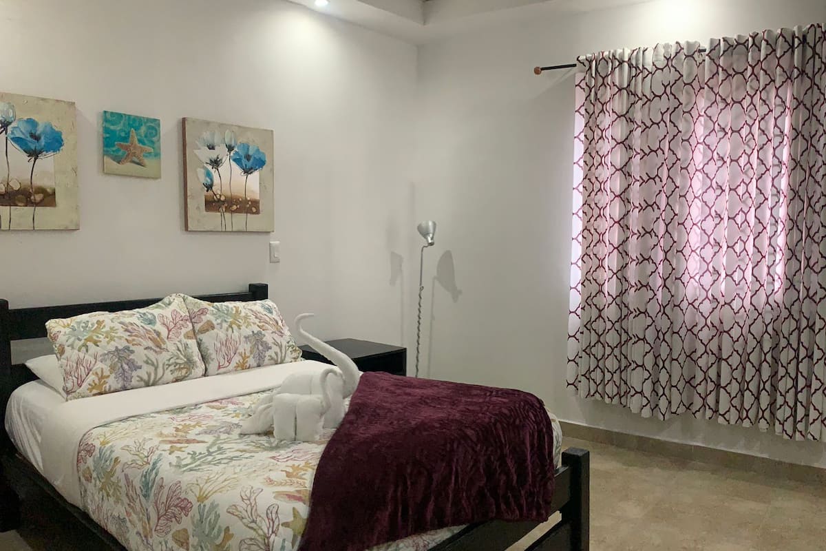 Basic dubbelrum för 1 person - 1 dubbelsÀng | 1 sovrum, duntÀcken, bÀddmadrasser och vÀrdeförvaringsskÄp pÄ rummet