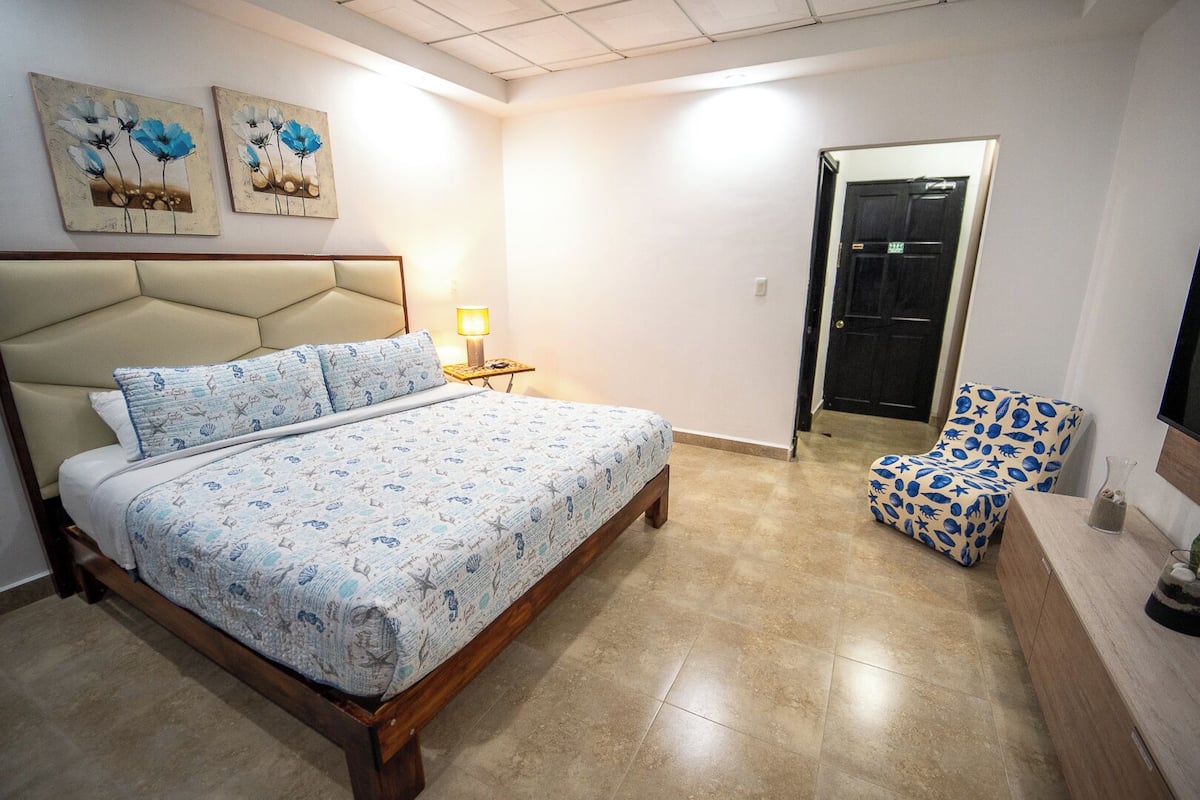 Basic Double Room, 1 King Bed | Down comforters, pillowtop beds, in-room safe, individually decorated