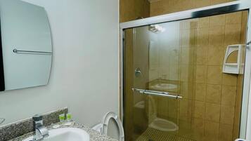 Eenvoudige tweepersoonskamer, voor 1 persoon, 1 tweepersoonsbed | Badkamer | Handdoeken