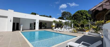 Alberca al aire libre, acceso de 09:00 a 23:00, y camastros