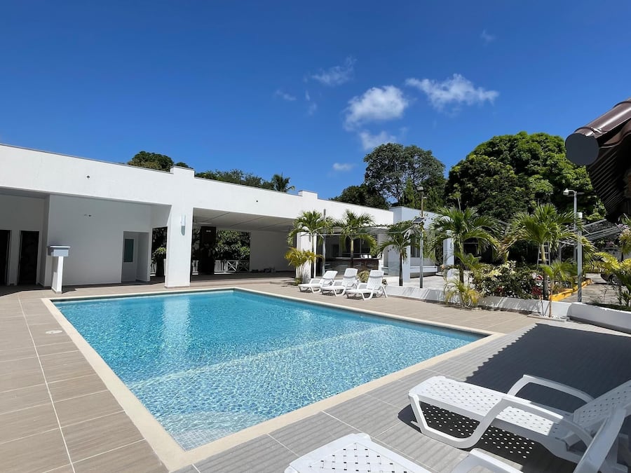 Una piscina al aire libre (de 07:00 a 22:00), tumbonas