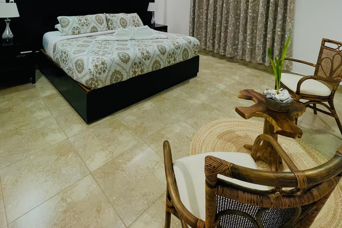 1 sovrum, duntÀcken, bÀddmadrasser och vÀrdeförvaringsskÄp pÄ rummet