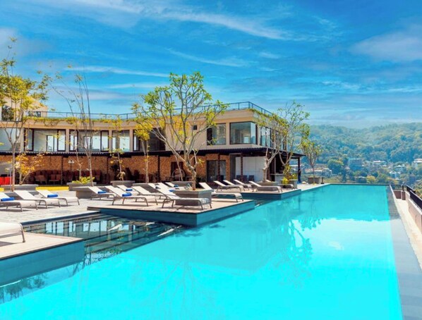 Outdoor pool - Thilanka Hotel (Kandy)