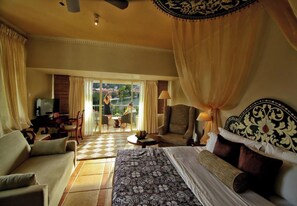 Royal Room | Egyptian cotton sheets, premium bedding, minibar, in-room safe - Thilanka Hotel (Kandy)