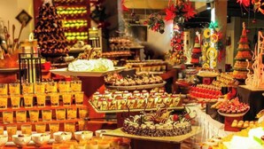 A buffet with various desserts and beverages. - Thilanka Hotel (Kandy)