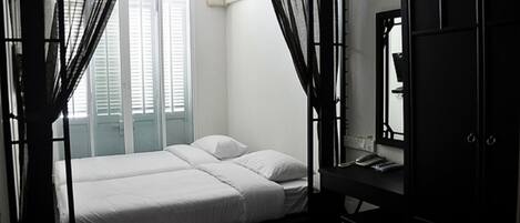 Un dormitorio con una cama, un escritorio y un armario.