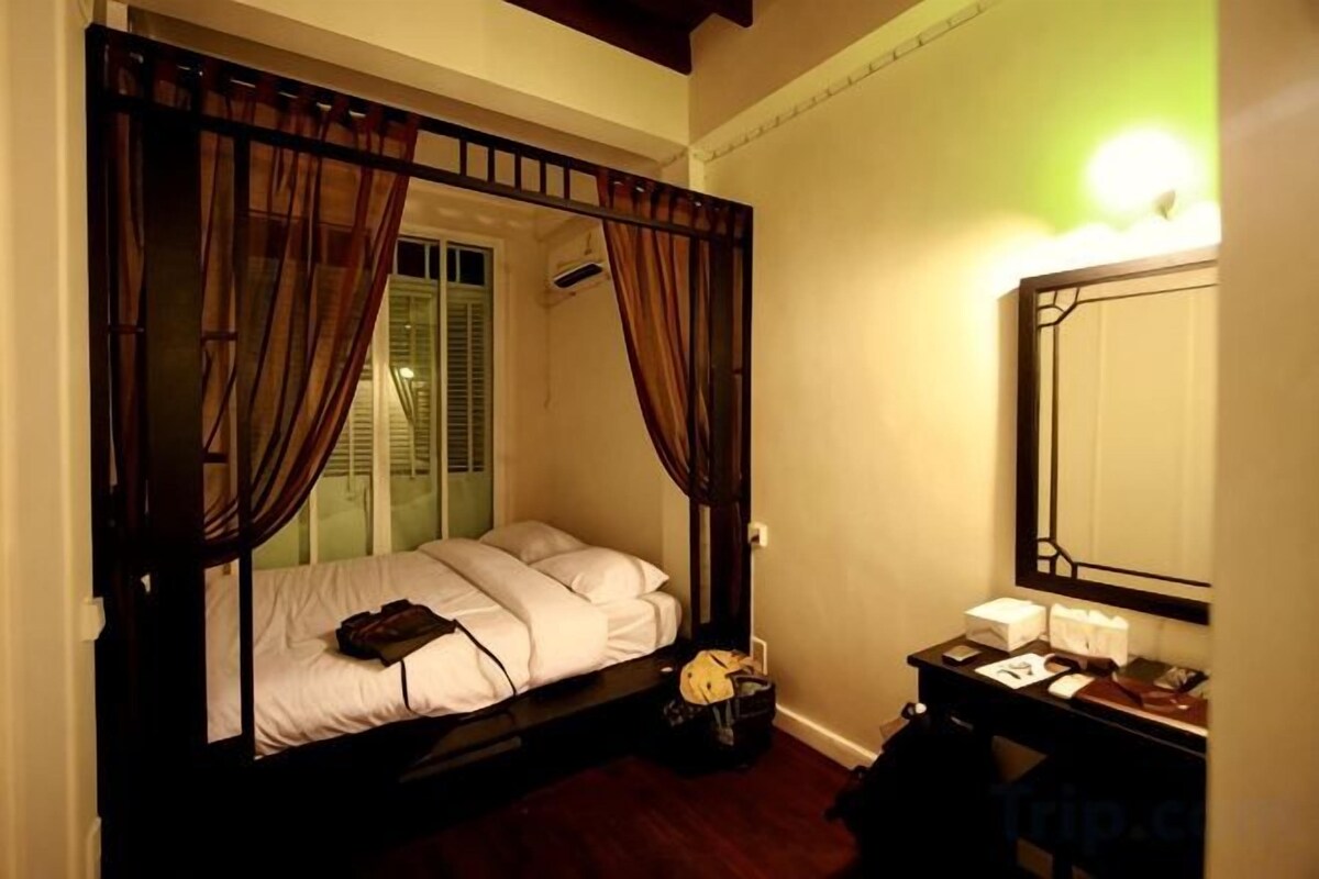 Escritorio, cortinas blackout, wifi gratis y ropa de cama