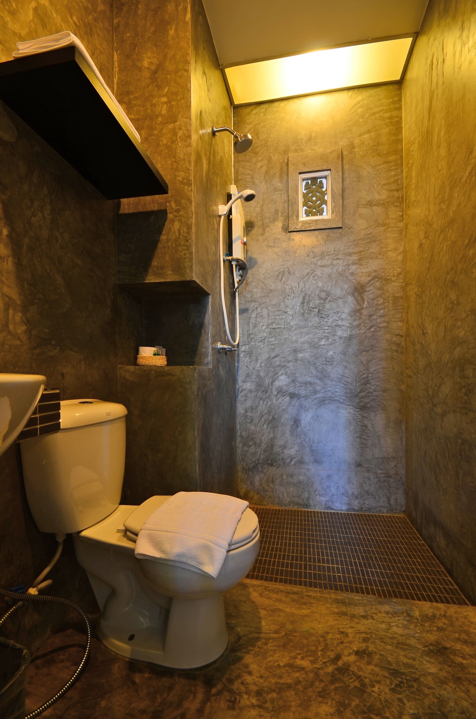 standard twin room, balcony | bathroom | shower, free toiletries, hair dryer, slippers