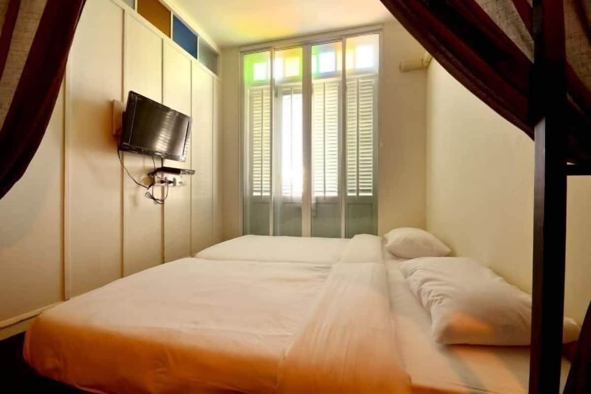 Meja kerja, tirai kedap cahaya, Wi-Fi gratis, dan seprai linen