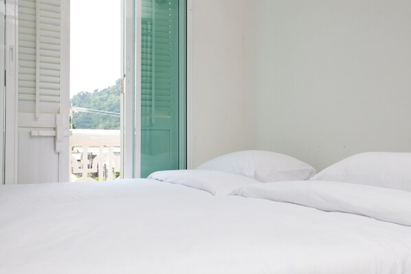 Habitación estándar con 2 camas individuales, balcón | Escritorio, cortinas blackout, wifi gratis y ropa de cama 