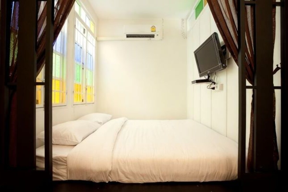 Escritorio, cortinas blackout, wifi gratis y ropa de cama 