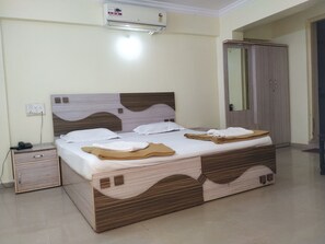 ตู้นิรภัยในห้องพัก, โต๊ะทำงาน, เตียงเสริม/เปล, ผ้าปูที่นอน