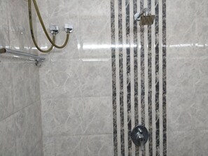 Family Suite (AC) | Bathroom | Shower, rainfall showerhead, towels, soap - Atlanta Beach Resort (Calangute)