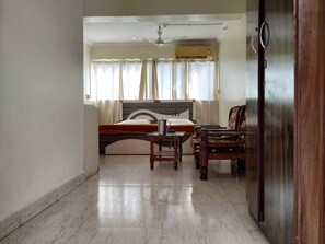 Standard Room (Non AC) | In-room safe, desk, rollaway beds, bed sheets