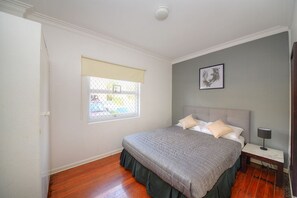 Economy Apartment, 1 Double Bed | Desk, free WiFi, bed sheets - Backpackers In Paradise Resort - Hostel (Surfers Paradise)