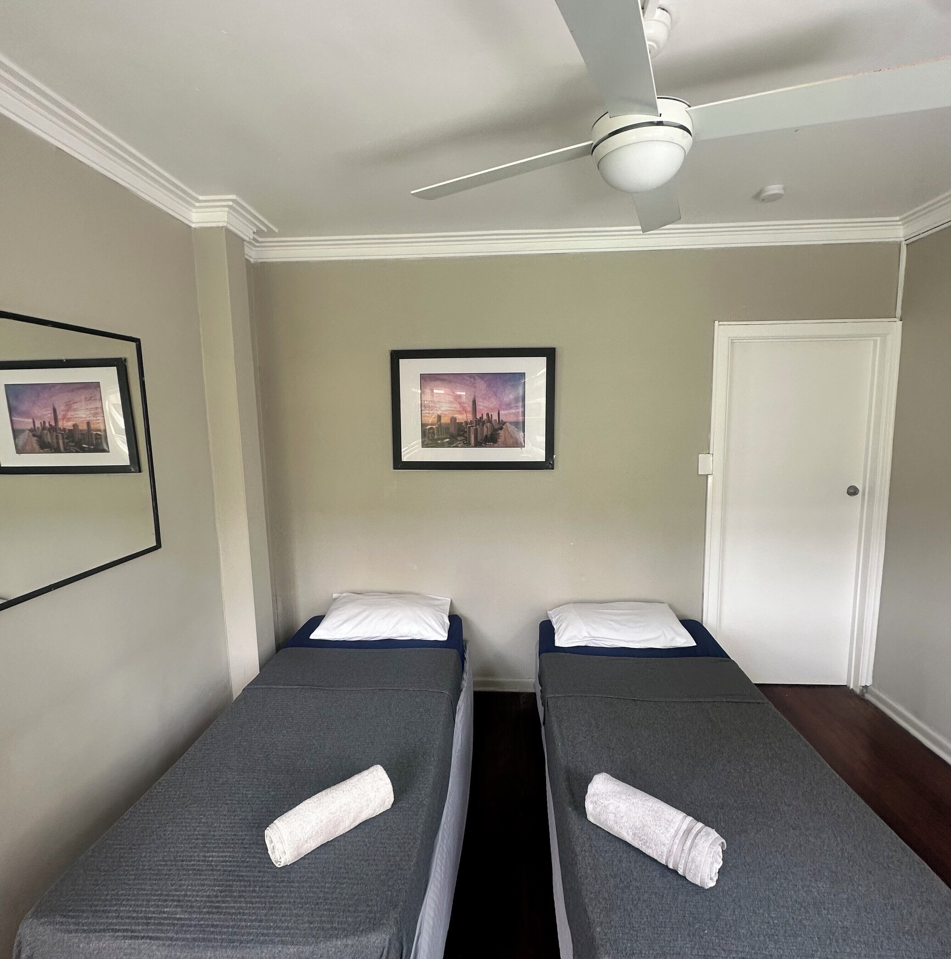 Twin Room, Shared Bathroom | Meja, Wi-fi percuma, cadar katil 