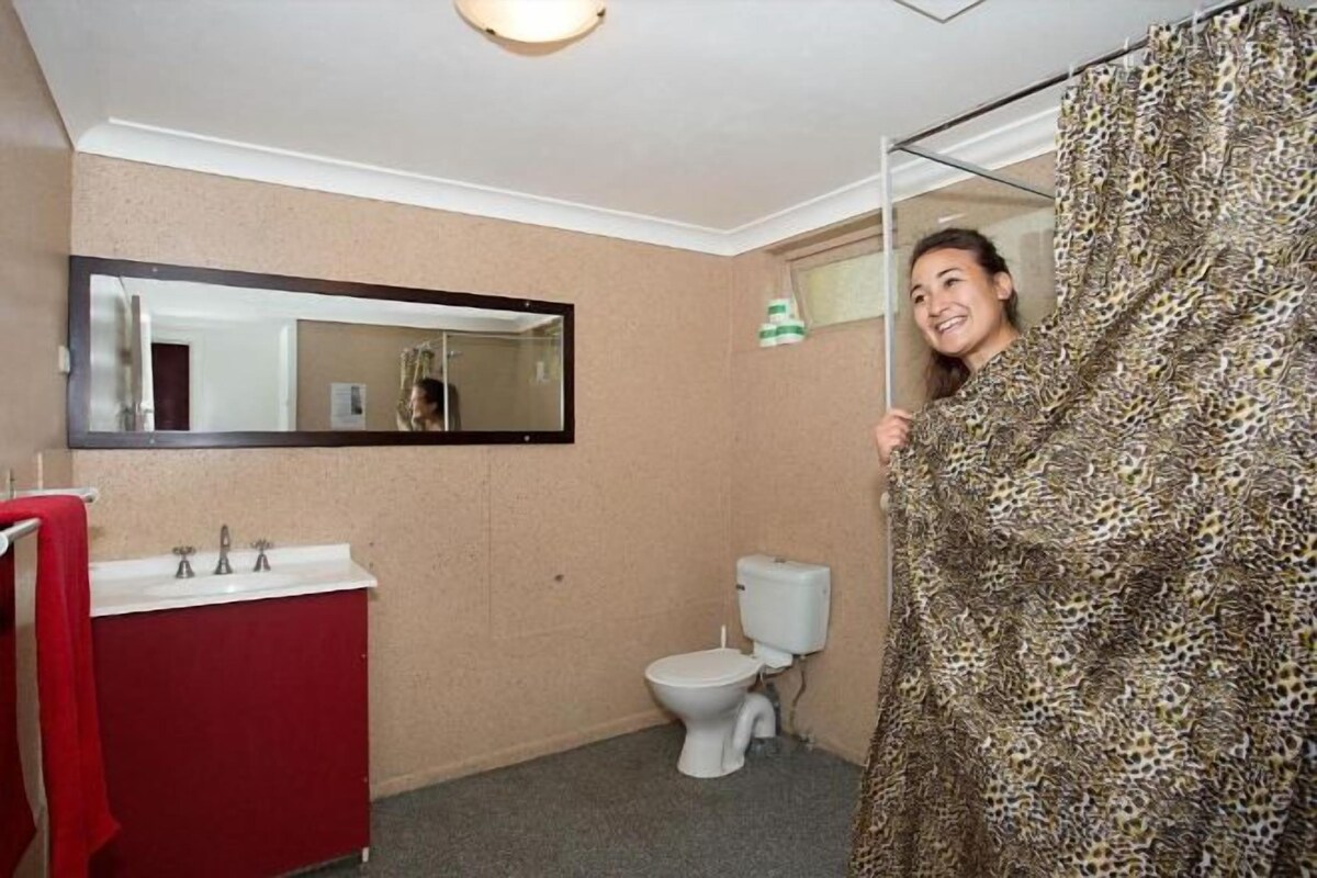 Een douche, een haardroger, handdoeken