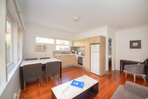 Økonomileilighet, 1 dobbeltseng | Skrivebord, wi-fi (inkludert) og sengetøy