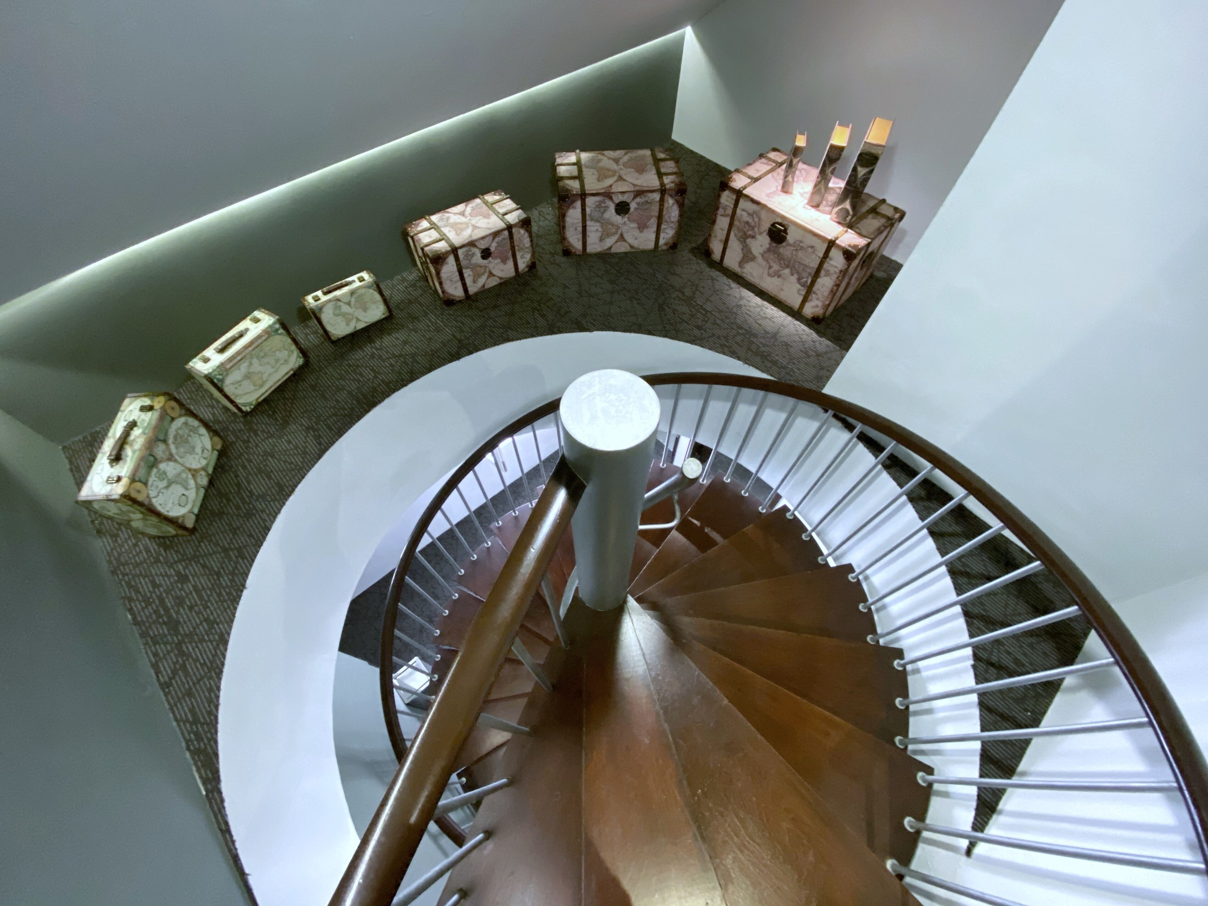 行政客房 (Suite) | 客房内保险箱、熨斗/熨板、免费 WiFi、床单