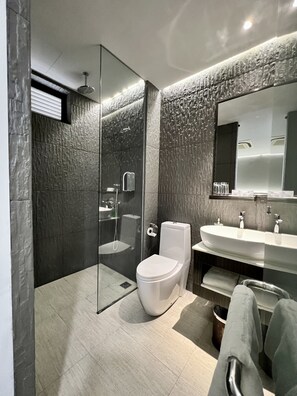 Deluxe Twin | Bathroom | Shower, rainfall showerhead, eco-friendly toiletries, hair dryer - Bliss Hotel Singapore (Singapore)