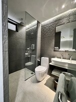Habitación Deluxe con 2 camas individuales | Baño | Ducha y cabezal de ducha tipo lluvia