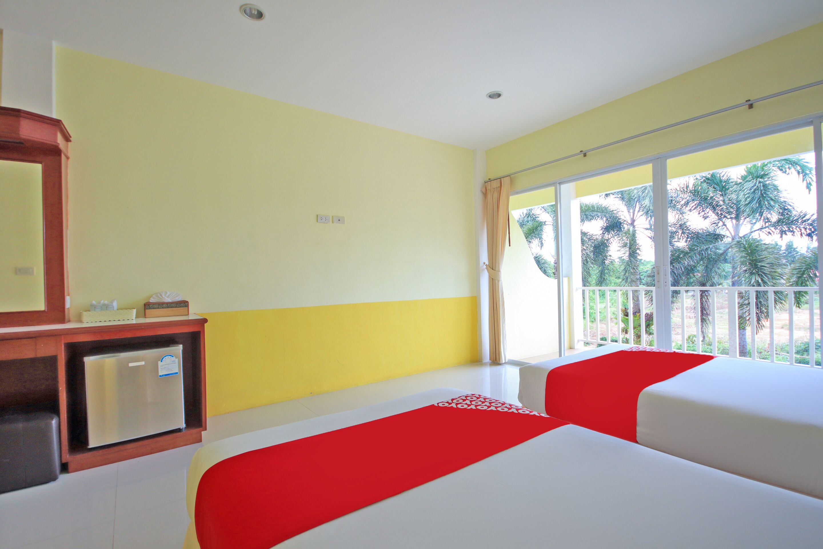 deluxe twin room | desk, free wifi, bed sheets