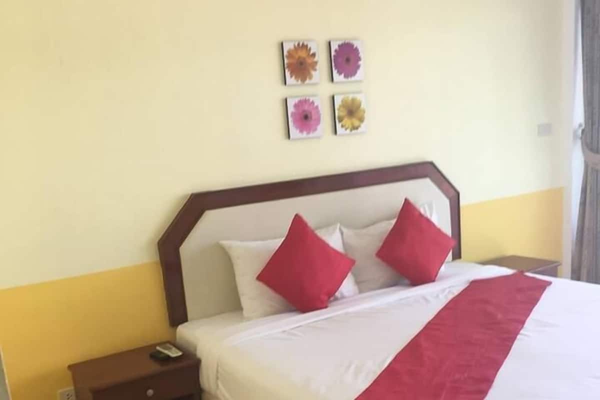 Escritorio, wifi gratis y ropa de cama 