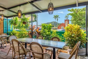 朝食、ランチ、ディナーに営業 (郷土料理)