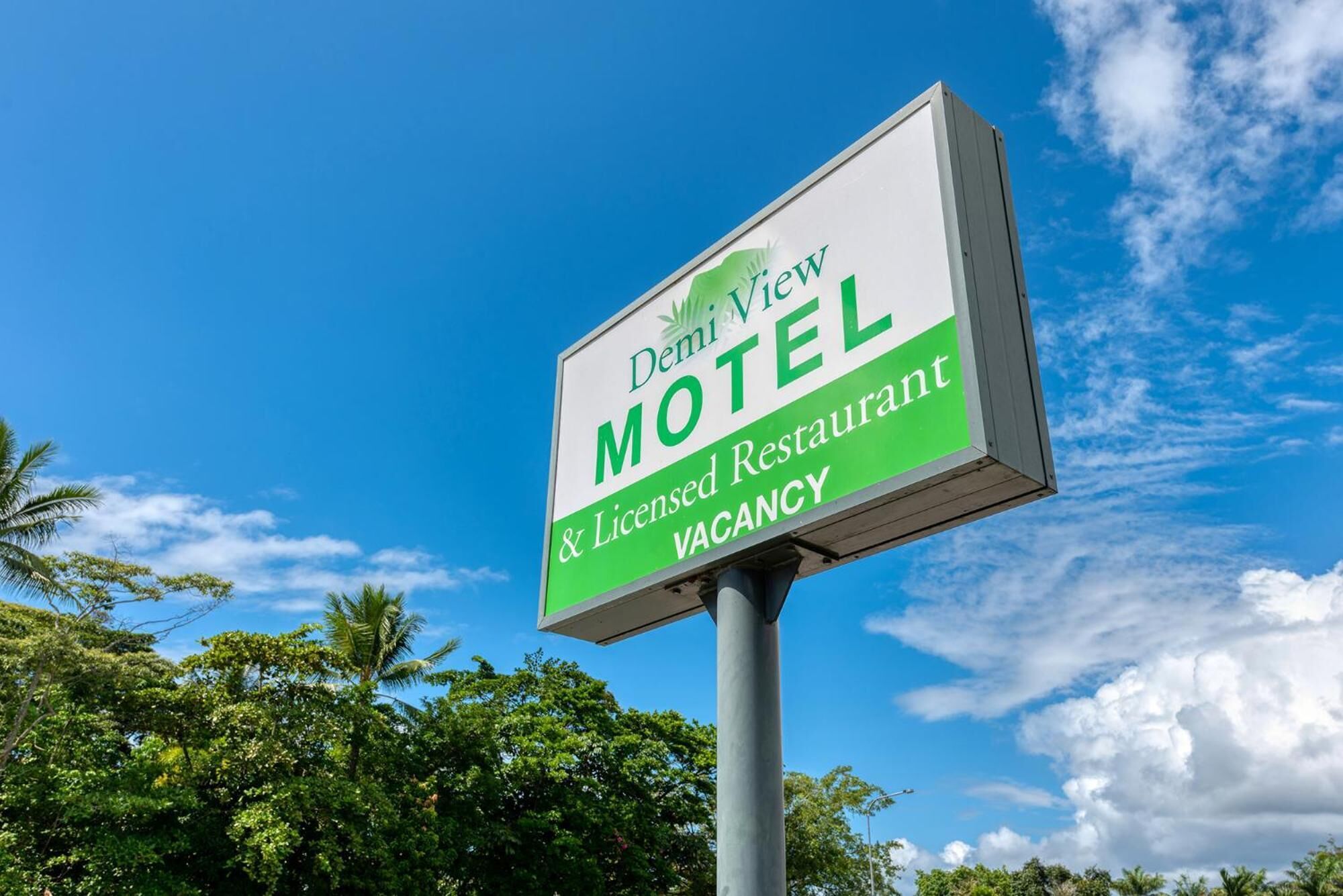 A sign for Deni View Motel & Licensed Restaurant with a vacancy notice.