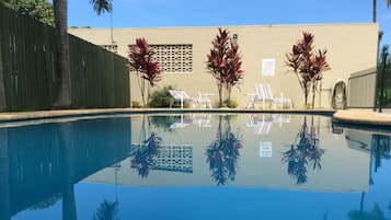 Hồ bơi ngoài trời