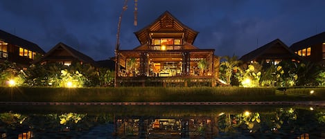 Bagian depan properti - sore/malam