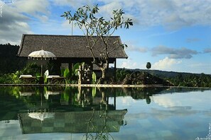 Bungalow, 1 Bedroom | Egyptian cotton sheets, premium bedding, Select Comfort beds, minibar