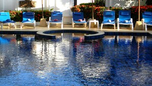 Piscine extérieure, accès possible de 7 h à 22 h, parasols