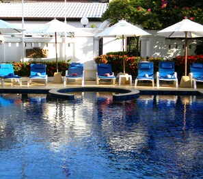 Una piscina al aire libre (de 07:00 a 22:00), sombrillas, tumbonas