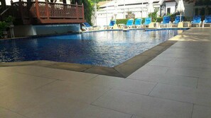 Utendørsbasseng, bassengparasoller og solsenger