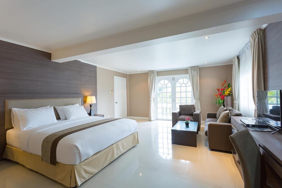 Executive Room | In-room safe, blackout curtains, soundproofing
