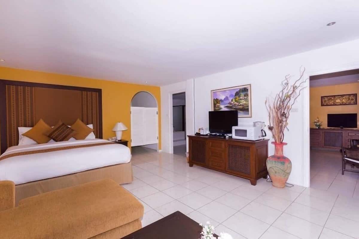 Penthouse, Multiple Beds, Hot Tub, Pool View | In-room safe, blackout curtains, soundproofing