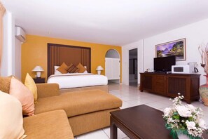 Loftsleilighet, flere senger, spabadekar, bassengutsikt | Safe på rommet, blendingsgardiner, lydisolert og strykejern/-brett