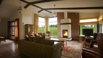 Executive Villa, 4 Bedrooms, Sauna | Living room