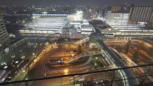 Un cruce de autopistas de varios niveles, con vías y pasos elevados visibles.