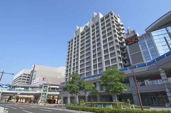 A multi-story hotel with a modern design, featuring a prominent entrance and a covered walkway. - Hotel Vischio Amagasaki  (Amagasaki)