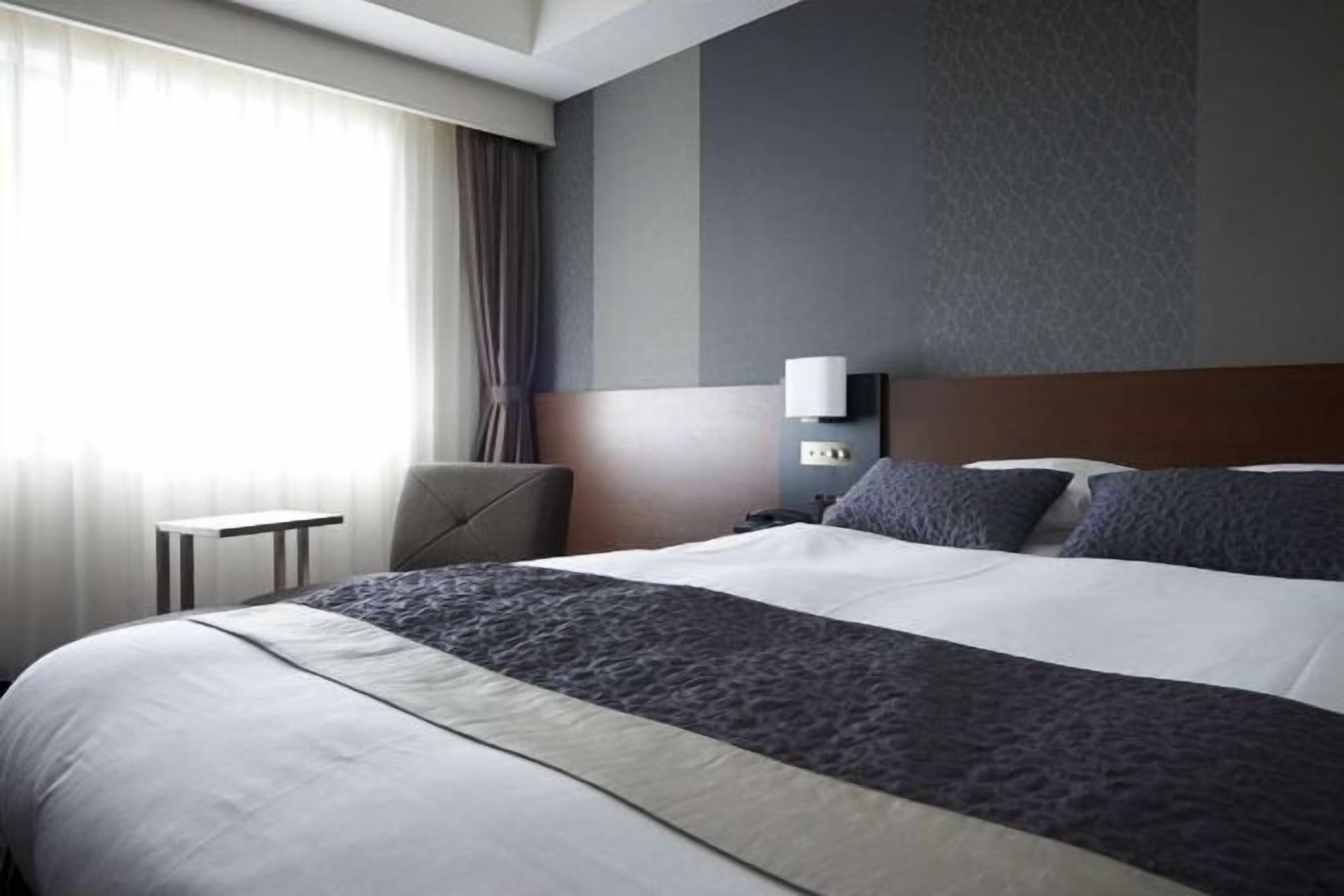 Sengetøy av topp kvalitet, skrivebord, blendingsgardiner og lydisolert